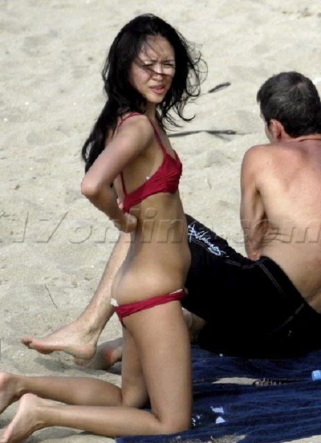 章子怡沙滩高清图片 海滩亲密照门事件照片