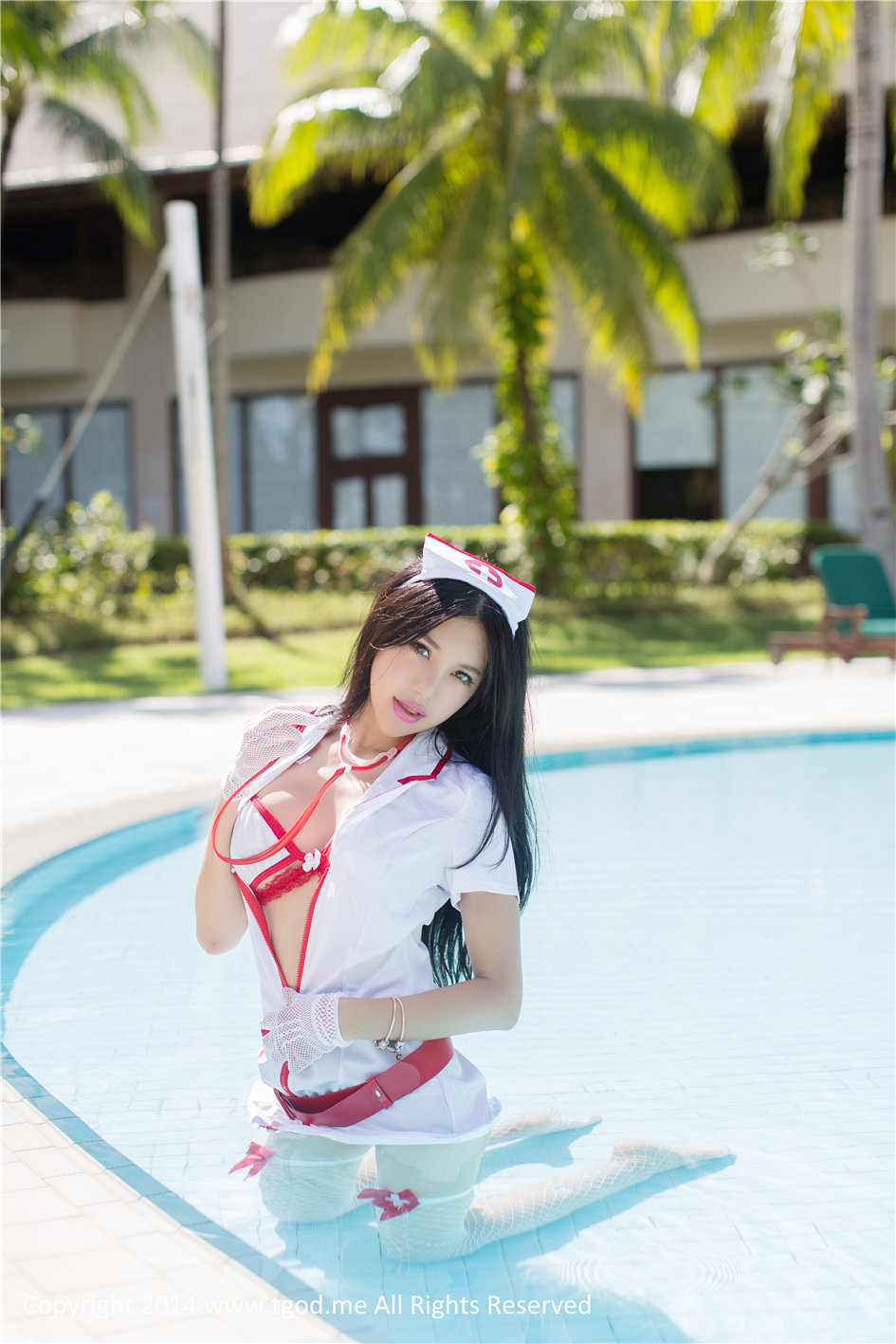 女明星被当众解内衣写真