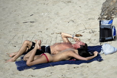 章子怡沙滩高清图片 海滩亲密照门事件照片