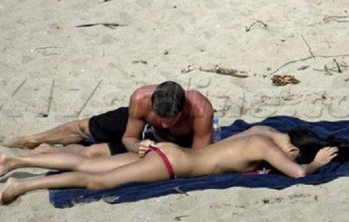 章子怡沙滩高清图片 海滩亲密照门事件照片