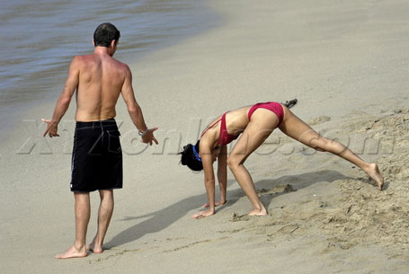 章子怡沙滩高清图片 海滩亲密照门事件照片