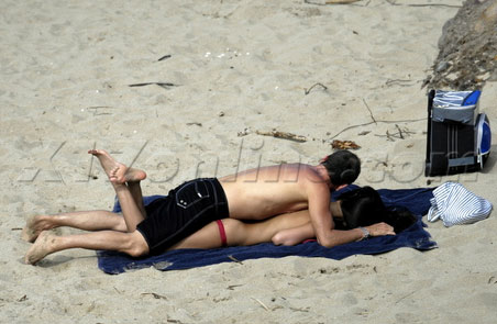 章子怡沙滩高清图片 海滩亲密照门事件照片
