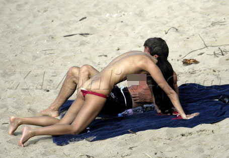 章子怡沙滩高清图片 海滩亲密照门事件照片