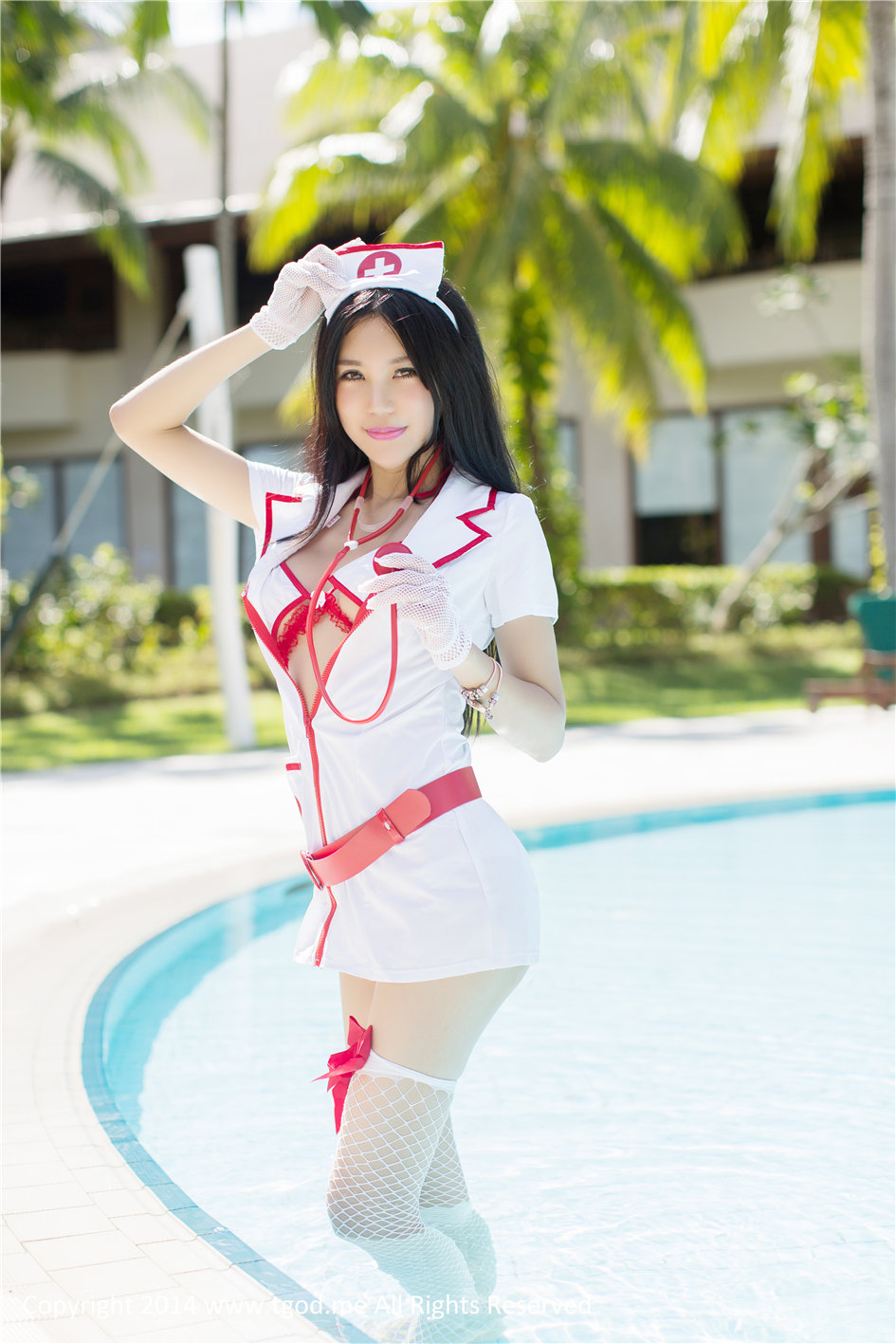 女明星被当众解内衣写真