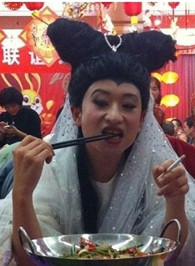 搞笑图片：劲爆版 现代版 新白娘子传奇！