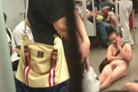 我操现在的地铁情况社会真的伤不起!