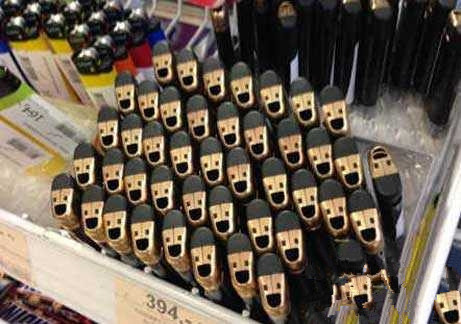 搞笑图片：打火机中的王牌 你嘲笑我抽烟啊！.jpg