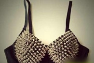 搞笑图片：最新防狼器看到这个色狼估计要哭了！