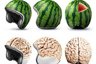 搞笑图片：最具回头率的 防暴头盔！