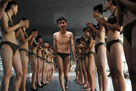 ps恶搞图片：帅哥在美女中T台走秀！