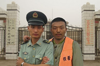 ps恶搞图片：与教官的合影之看守所!