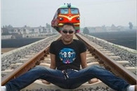 ps恶搞图片：哥在铁道上劈叉！
