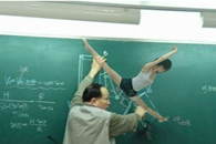 ps恶搞图片：劈一字叉美女ps之三角板!