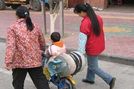 搞笑图片：超载要从娃娃抓起！