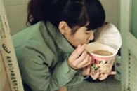 搞笑内涵图：边上厕所边吃面 妹子口味真重啊 香吗?