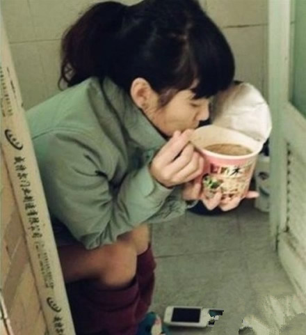 搞笑内涵图：边上厕所边吃面 妹子口味真重啊 香吗？.jpg