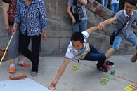 卧槽 套圈圈还能这样套啊 我的智商被鄙视了!