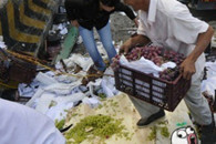 搞笑图片：天朝式哄抢 到底怎么了!