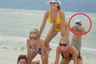 照相还是得选好位置 姑娘姿势再好 还是败给大叔了！