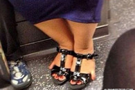 搞笑图片：虽然腿有点肥胖 但脚还是很秀气！