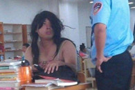 图书馆怪男装扮招来保安！