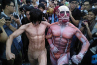 搞笑图片：装出来的肌肉男！