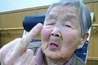 老奶奶强烈鄙视北京医疗门槛降低5岁的新闻 手势要不要这么霸气啊!