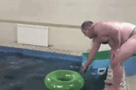 搞笑图片：胖子 夏日的快乐 很会玩。