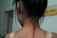 搞笑图片：妹子你是肿么了。