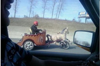 科技在发展 马车在进步。