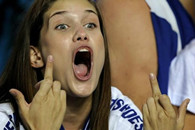 看妹子嘴型猜她说的什么 我觉得她在说 这里可以同时放进两根!