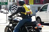 真正的男子汉不在乎别人的眼光!