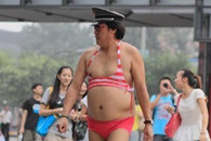 头戴警察帽 身穿红马挂 霸气测漏