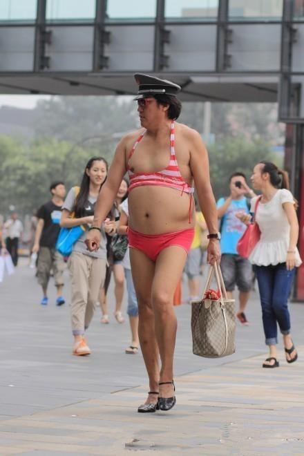 头戴警察帽 身穿红马挂 霸气测漏.jpg