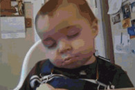 小屁孩吃货 吃着香蕉睡觉 你能做到吗？