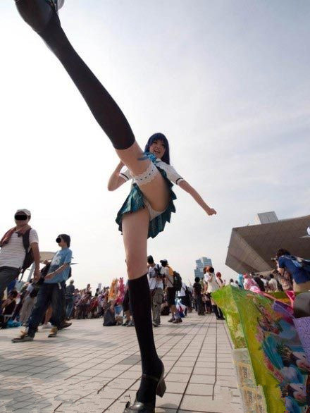 美女广场踏正步 90度大尺度。.jpg