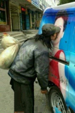 看着心情沉重 为了生活而生活的人不容易.jpg