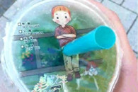 下班我买了一杯绿豆沙 老板插错位置了。