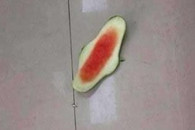 夏天吃西瓜真甜 不过入秋了 已经没得快感了。