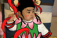 父母恶搞 刚满百天的儿子 上演哪咤闹海。