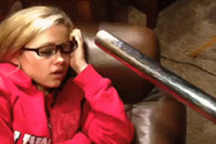 动态图：妹子被吸尘器强吻上了!瞬间惊醒了