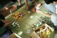 一群二货在宿舍搞豪赌，这赌资好吓人