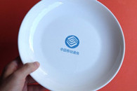 搞笑图片：中国移动充值话费送移动硬盘。