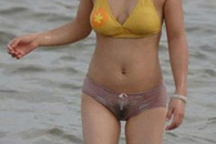 妹子你现在知道内裤是不能当泳裤用了吧