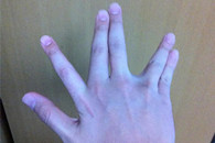 谁能做到这个手势算他牛逼 试了半天实在是没法做到!