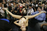 给模特拍照要这样拍，知道吗?以后别拿那些庸俗的照片来糊弄人