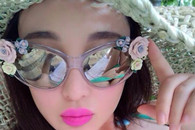 搞笑两点图：妹子的眼镜真好看 我盯着看了很久。