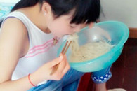 如果我没猜错的话，这种小盆子通常是女生用来洗下面的吧!