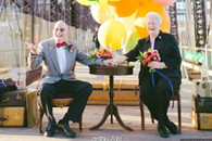 可爱老夫妻一起拍《飞屋环游记》主题结婚照！