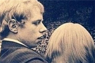 搞笑内涵图：哥抱的不是美女是旺财!